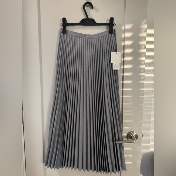 *NWT* Uniqlo Light Gray Pleated Maxi Skirt - Picture 8 of 9